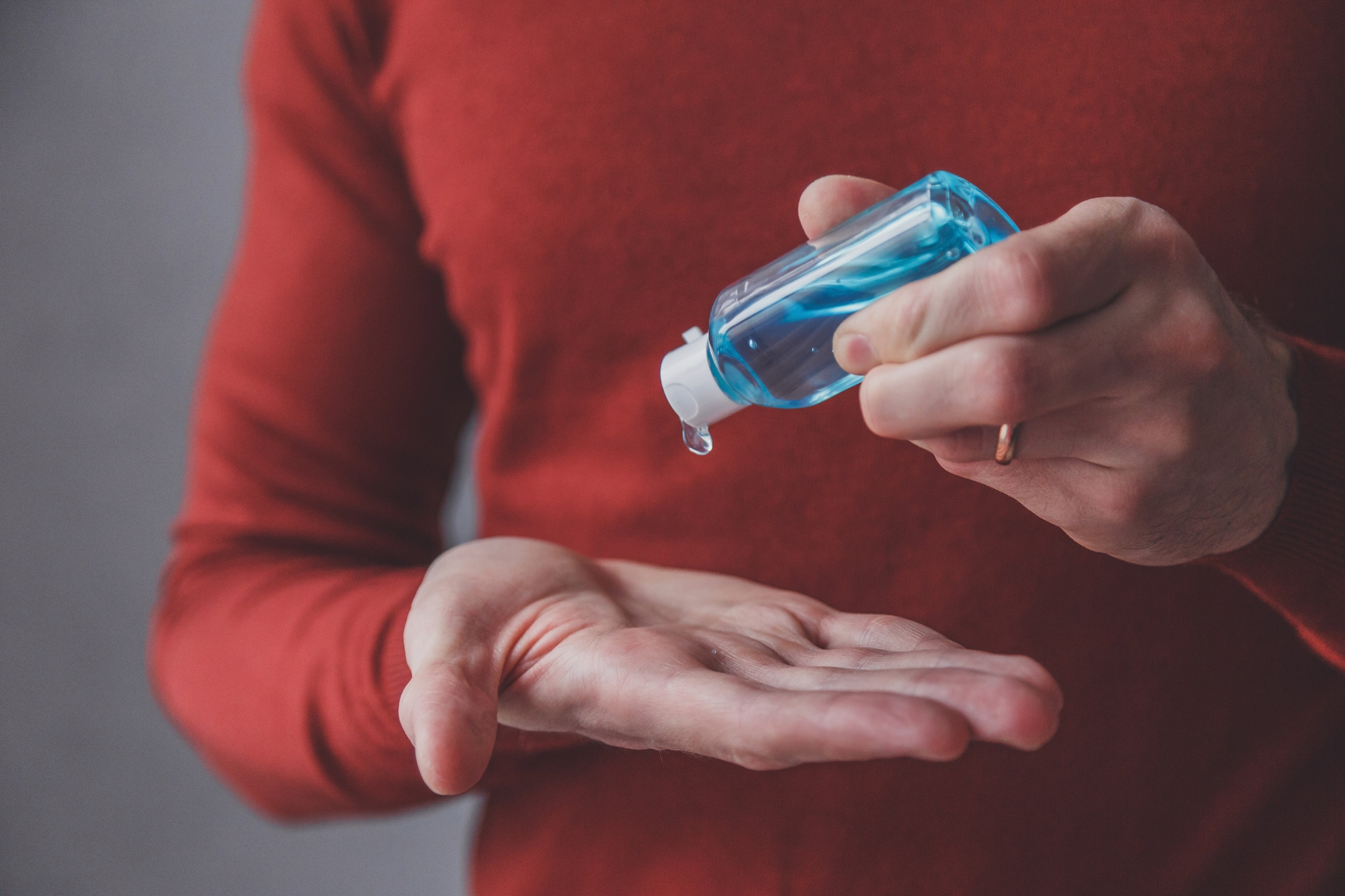 man-using-wash-hand-sanitizer-gel-dispenser-FFPZ4FC